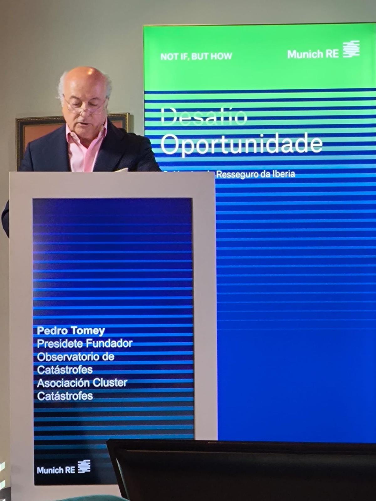 Pedro Tomey en el atril de los I Coloquios de Reaseguro Iberia de Munich Re