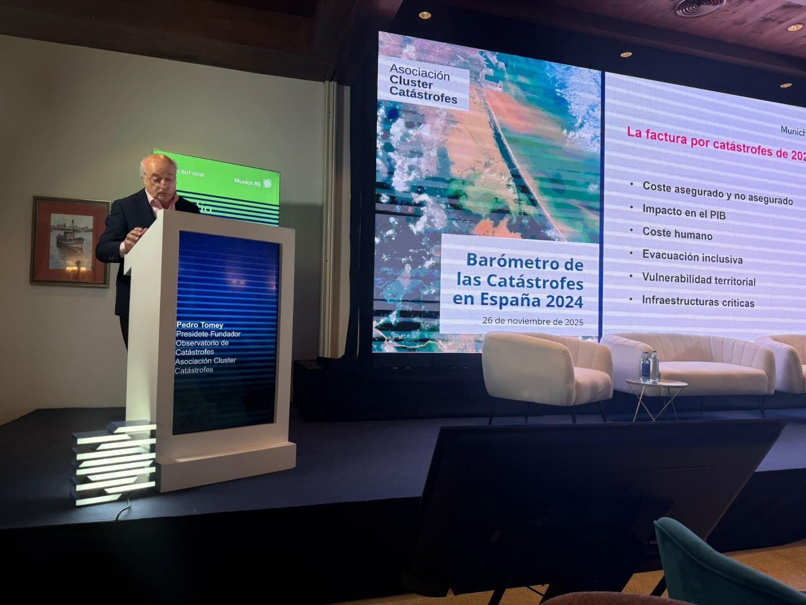Pedro Tomey presentando el Barómetro de las Catástrofes en España 2024 en los I Coloquios de Reaseguro Iberia de Munich Re